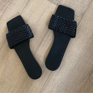 🔴black slides European size 40 but fit like a size 8